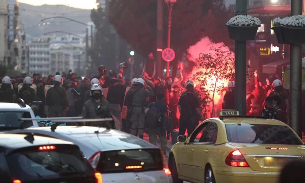 Οπαδοί του ΠΑΟΚ με καπνογόνα ενόψει του τελικού με τον Ολυμπιακό